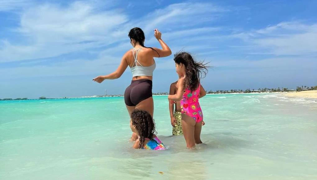 Así se divierte Georgina Rodríguez con sus hijos en las playas de Arabia Saudita.