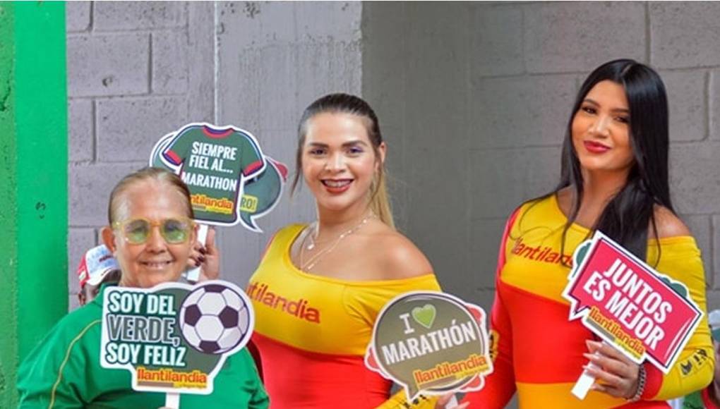 Las dos bellas modelos recibieron a los aficionados del Marathón en la entrada del Yankel con esta linda sonrisa.