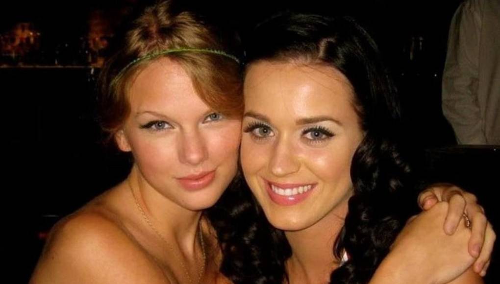 “Durante años, nunca estuve segura de si éramos amigas o no”, dijo Swift en la entrevista. “Ella se acercaba a mí en las entregas de premios, decía algo y se alejaba, y yo pensaba: ‘¿Somos amigas o simplemente me dio el insulto más duro de mi vida?’”