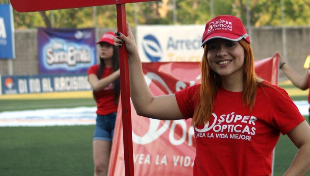 Otra linda chica en la cancha del estadio Emilio Williams de Choluteca durante el juego ante Real España.