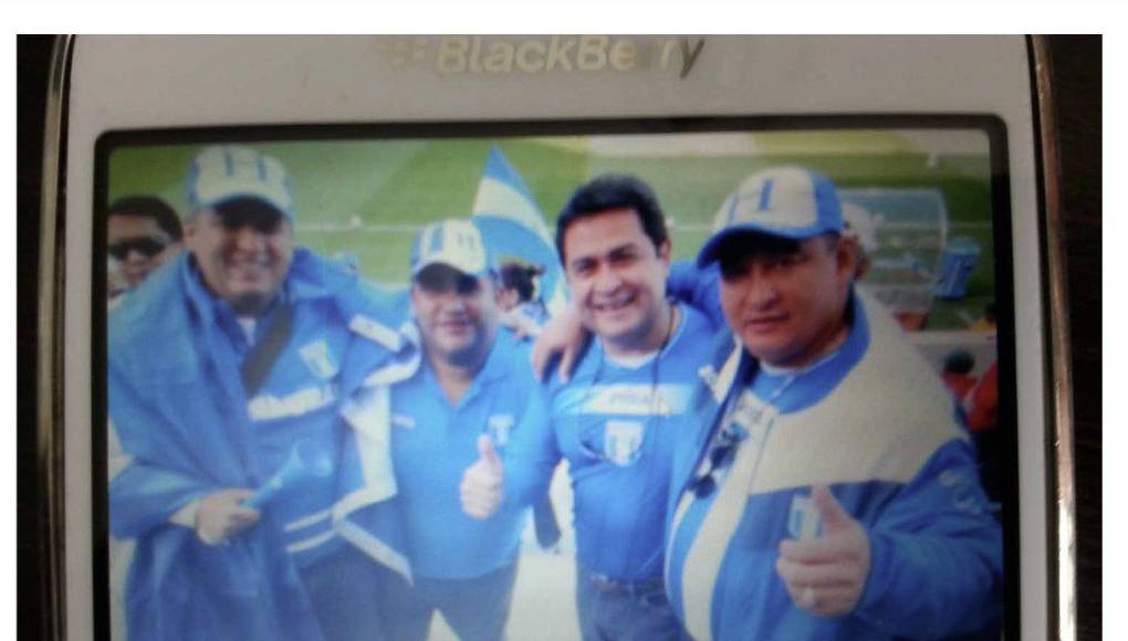 Esta es la parte del contrainterrogatorio en la que la Fiscalía preguntó sobre los Valle Valle.Fiscalía: ¿Usaste esa camisa?JOH: Todos lo hacemos. Fiscalía: ¿Sabes de quién eres el brazo que te rodea? JOH: No tenía idea. Fiscalía: Es Arnulfo Valle, ¿no? JOH: No lo conozco. Fiscalía: ¿No testificó que conocía a todos los grandes traficantes? JOH: Los nombres. Pero nunca lo conocí