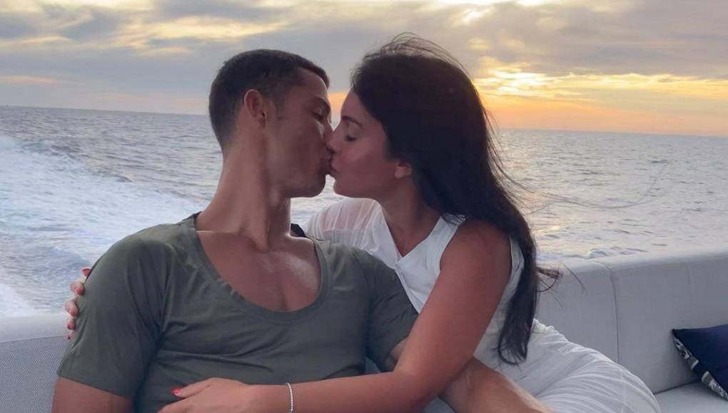 La pareja del futbolista de Portugal siempre comparte en sus redes sociales la relación que tiene con sus hijos y el jugador.