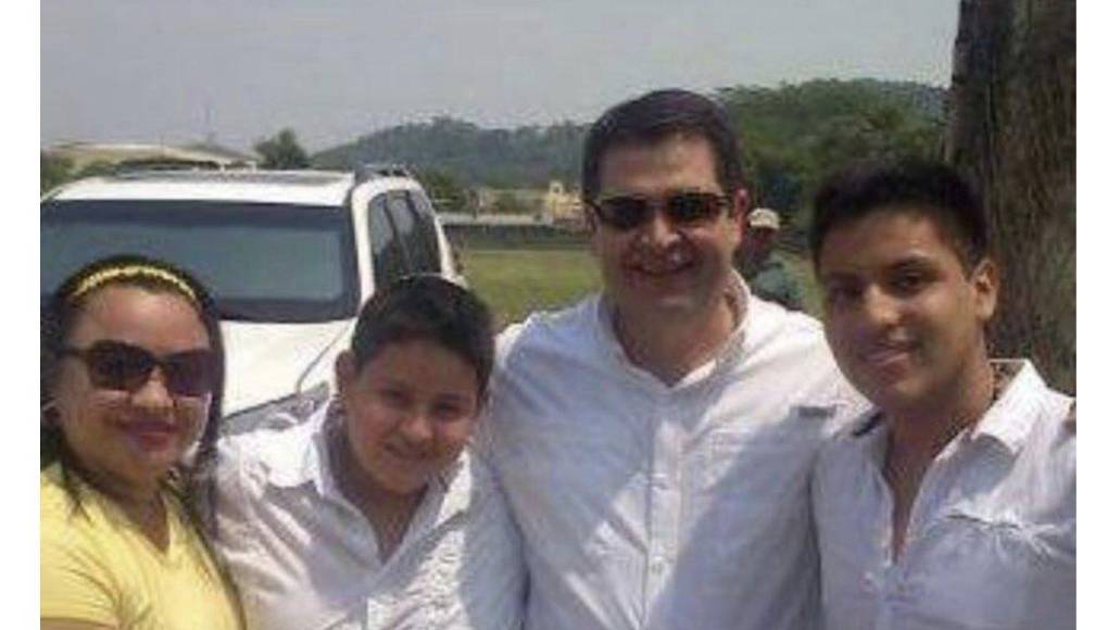 Foto mostrada en el juicio. Fiscalía: ¿Conoces a Geovanny Fuentes Ramírez? JOH: No. Fiscalía: Mira esta foto, ¿te acuerdas? JOH: No. Fiscalía: ¿Has conocido a sus hijos? JOH: He conocido a tantos niños. Fiscalía: Viste esto durante el juicio, ¿eres tú? JOH: Podría ser [risas]