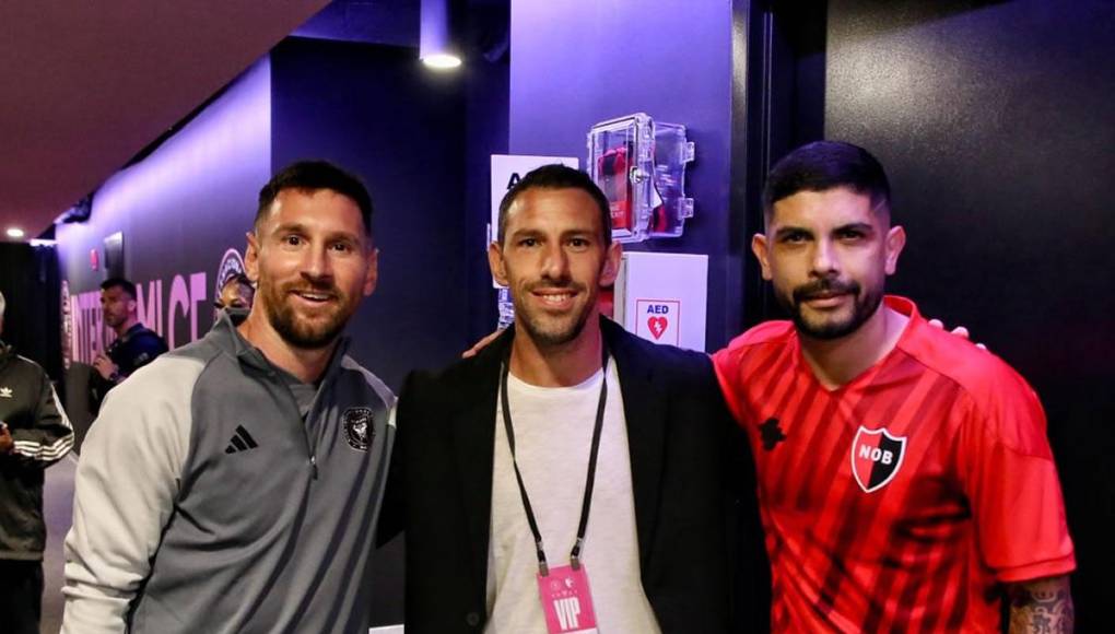 Un reencuentro especial: Messi posando junto a Maxi Rodríguez y Ever Banega en la previa del Inter Miami vs. Newell’s.