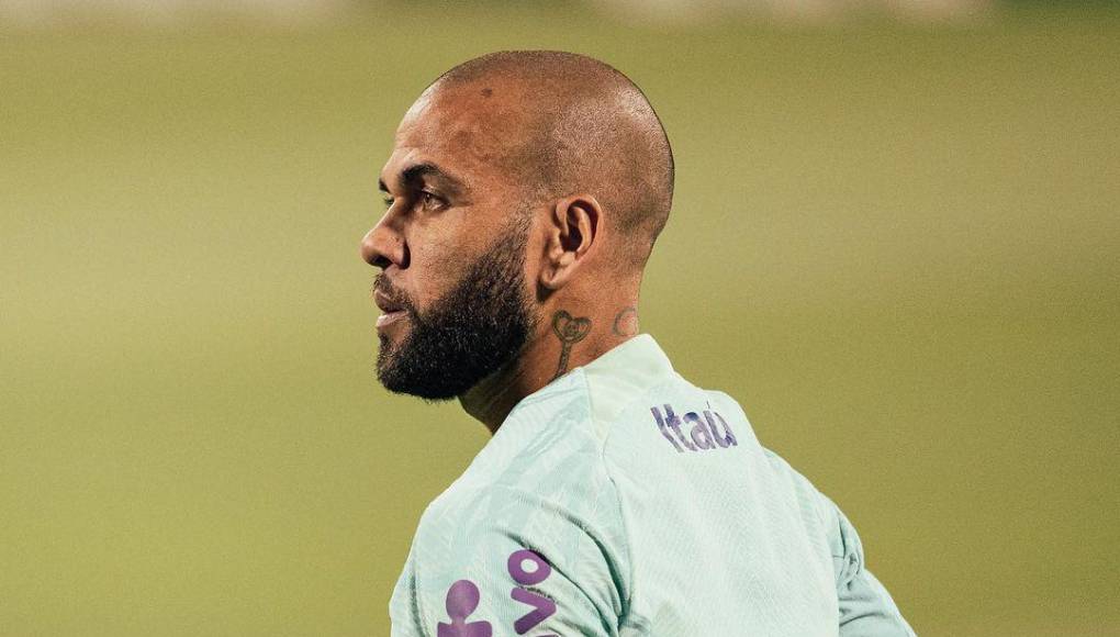 Y continúa: “Inicialmente las chicas rechazaron la invitación, si bien a un segundo requerimiento del camarero, acudieron a la mesa donde se encontraba Dani Alves con su amigo, siendo las 03:20 horas”.