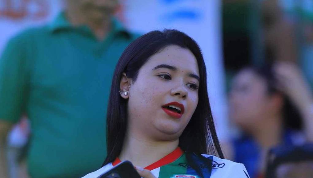 En el estadio Yankel Rosenthal las bellas aficionadas del Marathón disfrutaron de la goleada de su equipo contra el Vida.