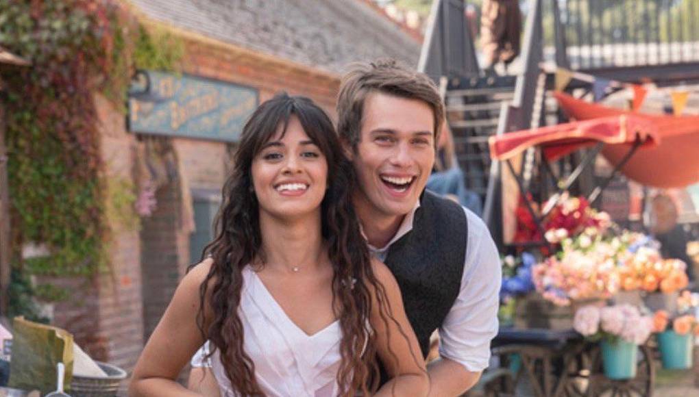 Si el rostro de Nicholas Galitzine se le hace familiar, se debe a que en 2021 protagonizó una moderna versión de Cenicienta al lado de Camila Cabello. Esta película estuvo bajo la producción también de Netflix. La misma también se colocó entre las más vistas en esa plataforma de streaming de ese año.