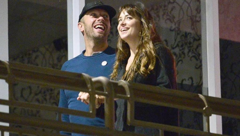 Pero, ¿cómo se conocieron? Los rumores de una relación surgieron por primera vez en octubre de 2017, cuando Johnson y Martin fueron vistos cenando en Sushi Park en Los Ángeles. Según un testigo le dijo a la revista People , la pareja parecía “acogedora, risueña y cariñosa” durante la salida.