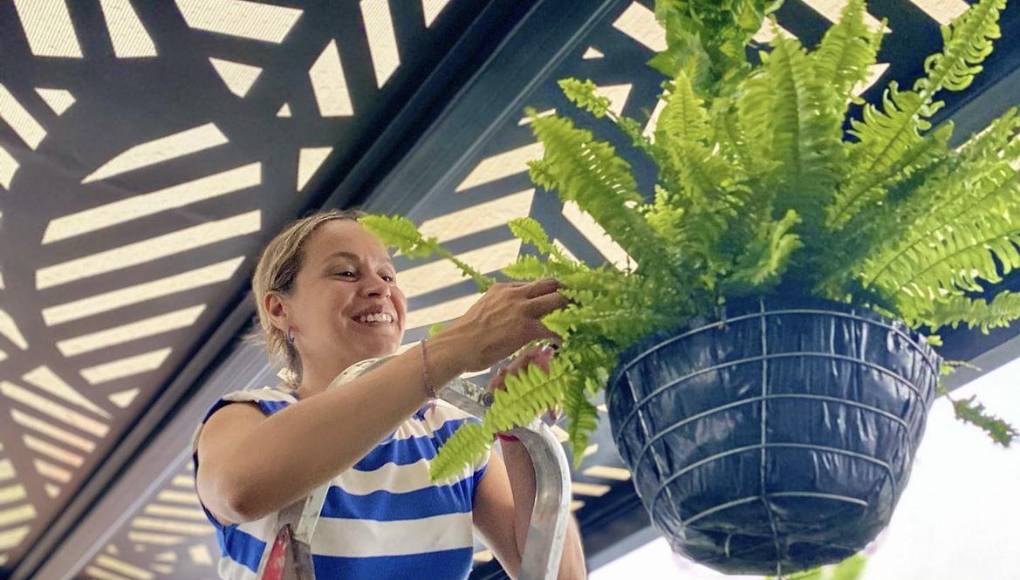 De niña, su carisma y dominio escénico la llevaron a incursionar en la televisión y con tan solo nueve años comenzó a trabajar como Merry en un popular programa de payasitos.