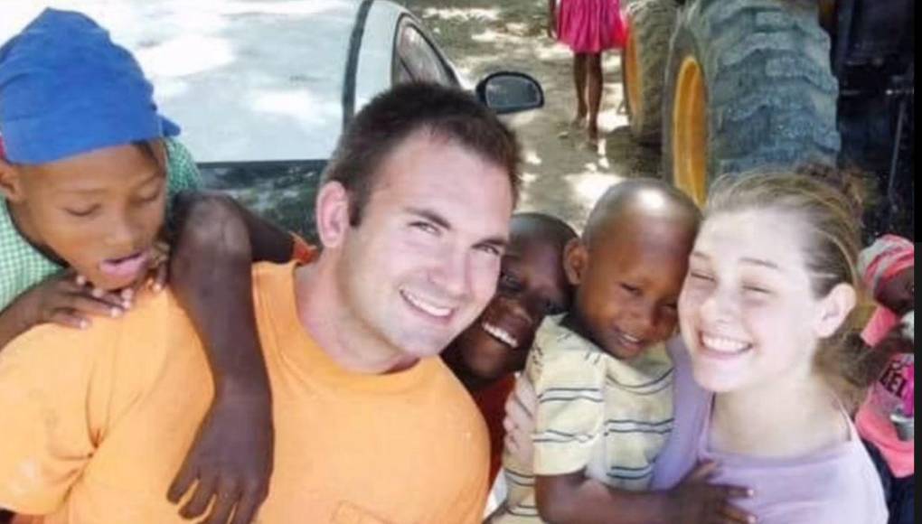 “Davy, Natalie y Jude fueron asesinados a tiros por una pandilla alrededor de las 9 de la noche”, indicó la organización en su página de Facebook. “Estamos devastados”, añadió.