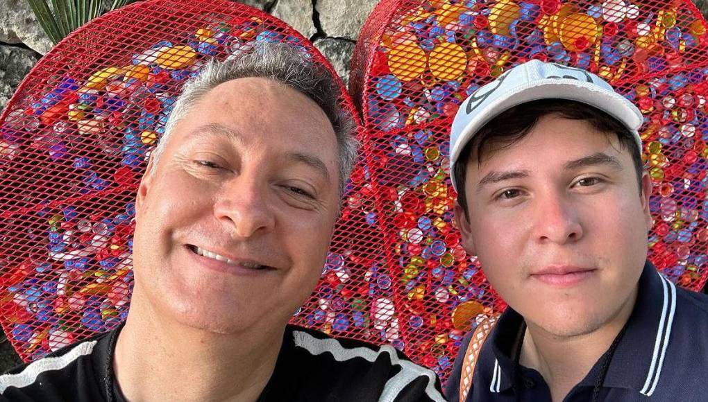 Aunque también sus fans le han enviado mensajes de apoyo, en los cuales se alegran por verlo feliz y enamorado.