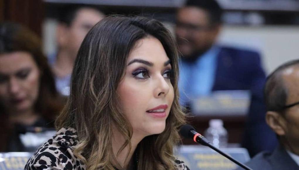 La parlamentaria mencionó que el pueblo le dio la oportunidad de gobernar a Xiomara Castro, pero hoy el 52% de la mujeres están totalmente decepcionadas del rol que ella ha tomado como presidenta.