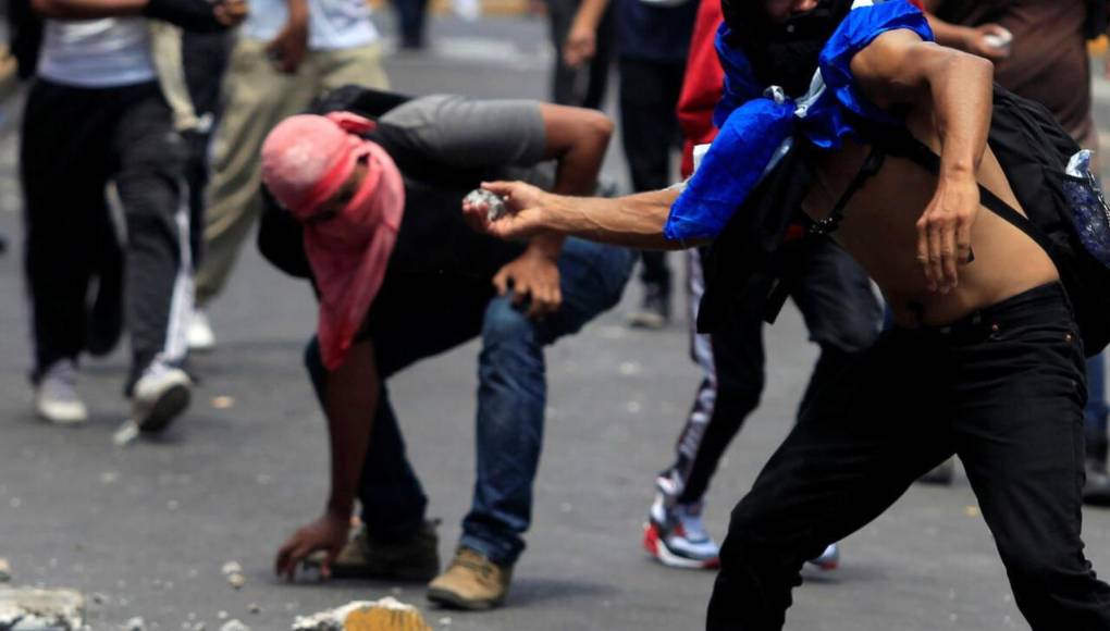 Se decisión de buscar la reelección en 2018 desencadenó una controversia, ya que la votación fue considerada fraudulenta por la oposición y observadores internacionales. Las protestas resultantes llevaron al gobierno a declarar el estado de emergencia, con consecuencias trágicas que incluyeron la muerte de treinta manifestantes y más de ochocientos arrestos.