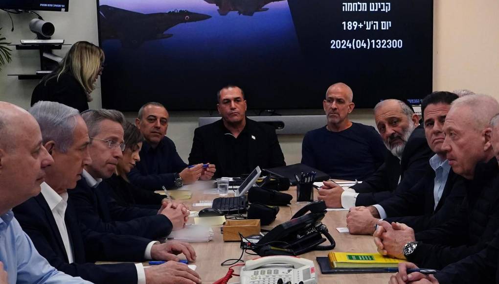  Fotografía cedida por el Ministerio de Defensa israelí de la reunión de emergencia del Gabinete de Guerra de Israel este sábado, luego que la Guardia Revolucionaria iraní afirmara el sábado que lanzó un ataque con docenas de misiles y drones contra Israel en respuesta al bombardeo contra el consulado de Irán en Siria, en la sede del Ministerio de Defensa en Tel Aviv (Israel). 