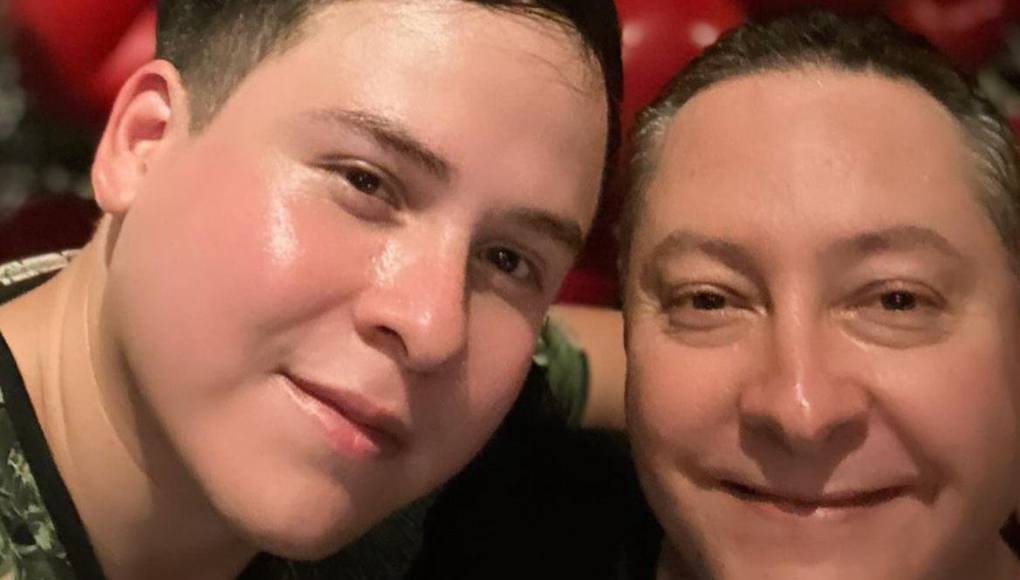 En una reciente fotografía compartida por Álex, Beto declara: “Eres lo más hermoso del universo. Te amo”, expresando abiertamente su afecto frente a susseguidores y ante el mundo entero.