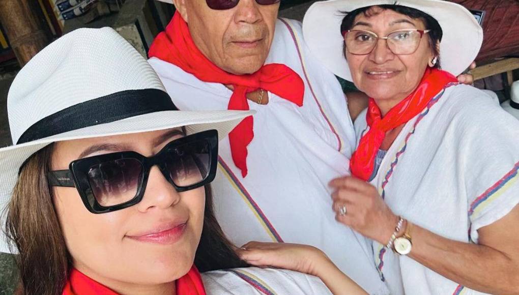 Lo cierto es que Alejadra Rubio ha demostrado ser una persona muy entregada a su familia y constantemente permanece al pendiente de lo que sus padres puedan necesitar.