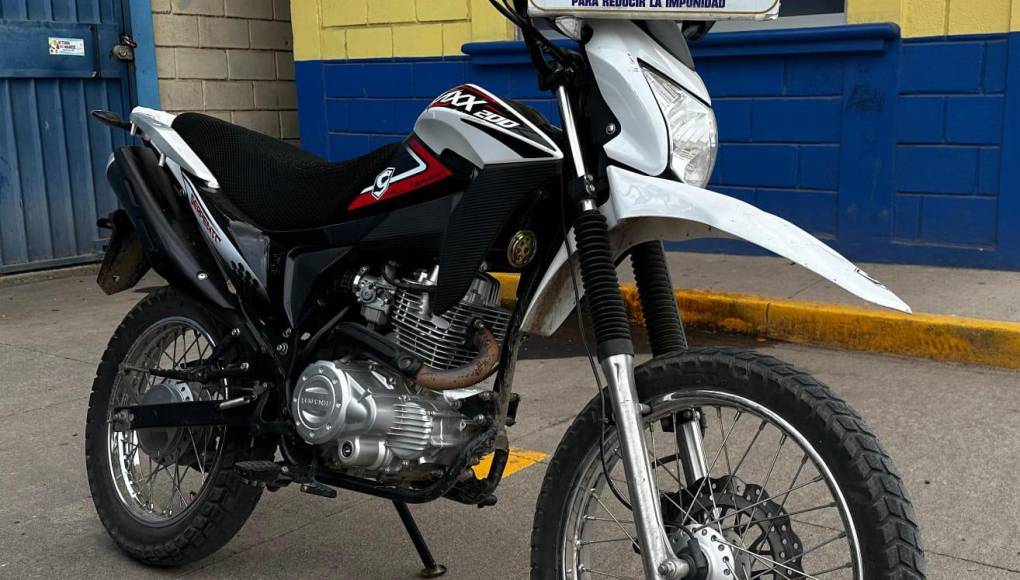 Les decomisaron esta motocicleta que supuestamente fue la que usaron durante el secuestro.