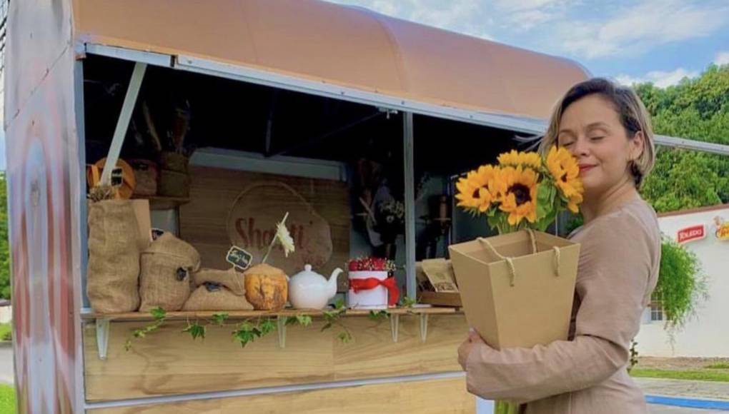 Su pasión por las flores se fortaleció cuando comenzó a practicar meditación y yoga, ya que le permitieron tener un contacto más cercano con la naturaleza.