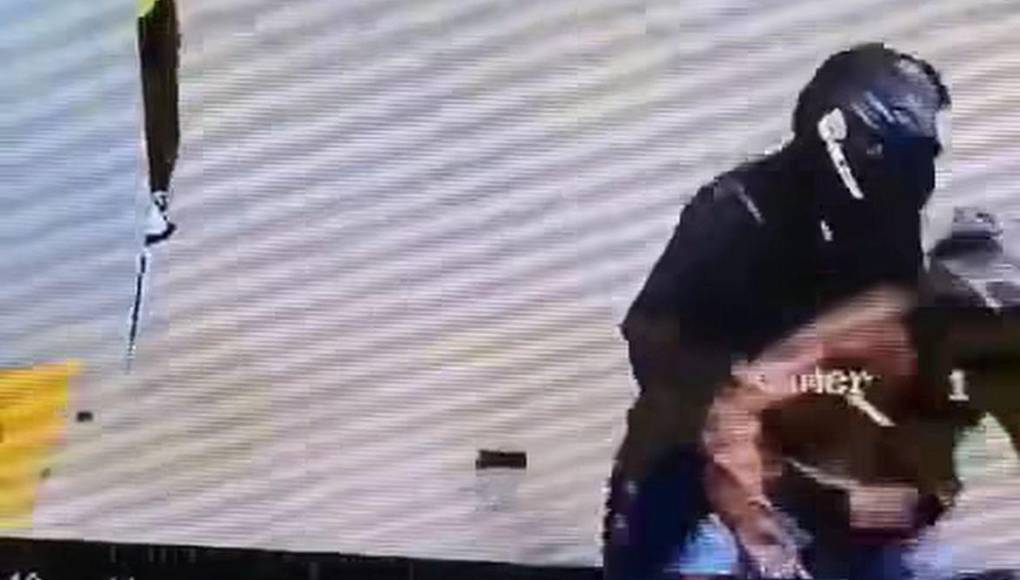 Los criminales, que vestían chamarras de color café y negro, huyeron del establecimiento en la motocicleta. 