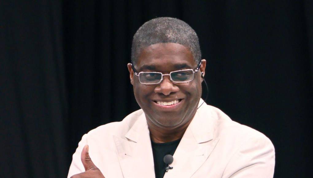 El doctor recordó que ya son un montón de políticos que se han practicado cirugías estéticas y siguen llegando a su clínica para ser atendidos.