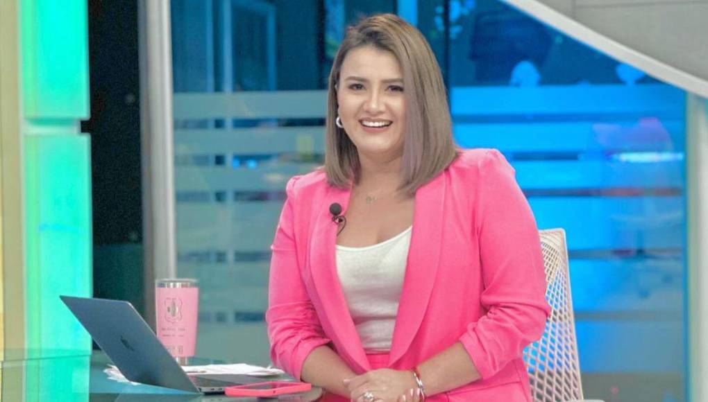 Y es que Cesia pretendía destacar una noticia que según ella era muy importante resaltar, sin embargo, constantemente fue interrumpida por sus compañeros quienes insitían en hablar de otros temas. 