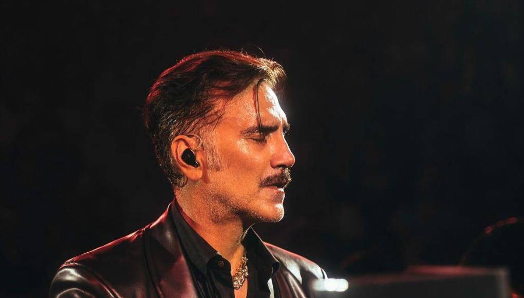 Alejandro Fernández compartió con sus casi 5 millones de seguidores en Instagram una serie de fotografías que despertaron el interés de la gente, la razón por la que las imágenes capturaron la atención del público es porque además de que se ve muy galán, el famoso cantante muestra un gran parecido con su padre Vicente Fernández.