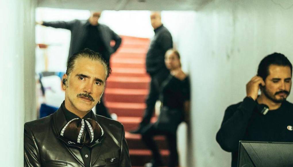 Hay que destacar que Alejandro Fernández en cada concierto que lleva a cabo ya sea en México o en otro lugar del mundo, siempre tiene un espacio dedicado para interpretar las canciones con las que su padre Vicente Fernández se hizo leyenda, una de las que no pueden faltar es “El rey”.