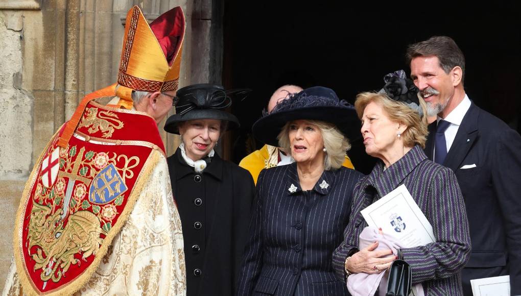 Además de la nutrida presencia de la realeza española, la casa de los Windsor estuvo representada por la reina Camila junto a los hermanos de Carlos III Ana, princesa real, y Andrés, duque de York, así como varios primos y sobrinos.