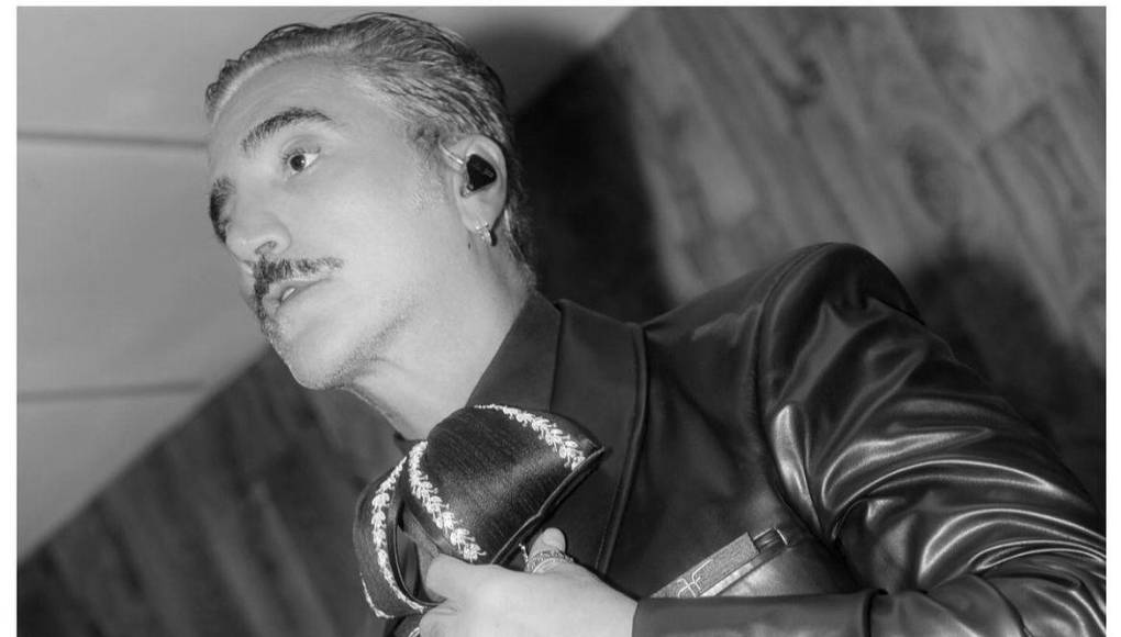 “El Potrillo” se luce con un elegante traje de charro de cuero en color negro, pero eso no fue todo lo que notaron las personas, pues en los comentarios no faltó quien lo comparó con Vicente Fernández y aseguró que conforme pasa el tiempo, los rasgos físicos aumentan.