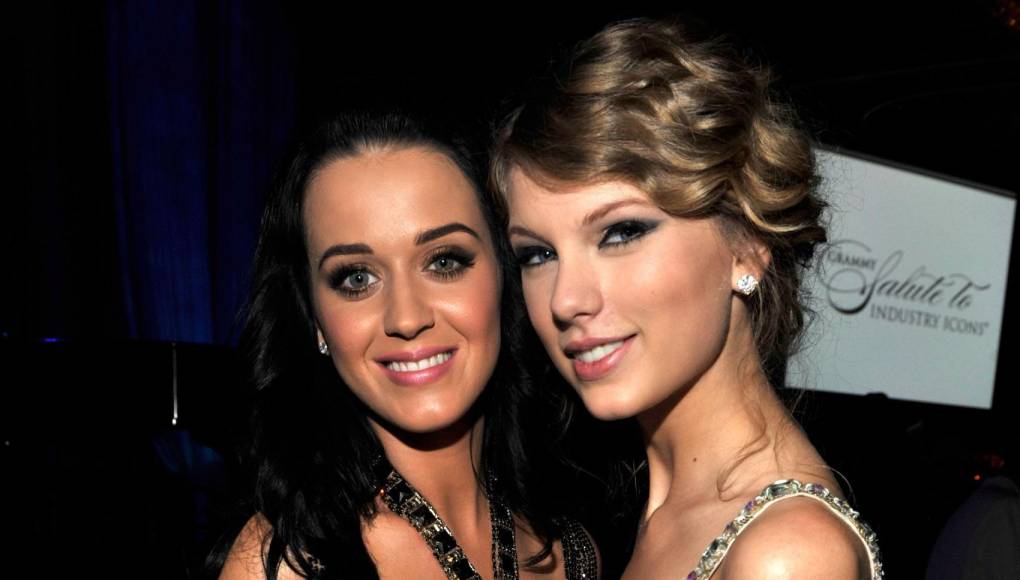 Pero, ¿por qué se pelearon? Taylor y Katy tuvieron su primera interacción cuando Swift escribió en 2009 en la red social llamada Twitter, ahora X, un elogio para la intérprete de Roar: “Viendo el vídeo Despertando en Las Vegas”, escribió Taylor. “Amo a Katy Perry. Creo que ahora voy a colgar su póster en mi pared”. A lo que Perry respondió : “¡Eres tan dulce como un pastel! Escribamos una canción juntas sobre el tema que mejor conocemos... para mi nuevo disco. Será brillante”. (La colaboración propuesta nunca se llevó a cabo).