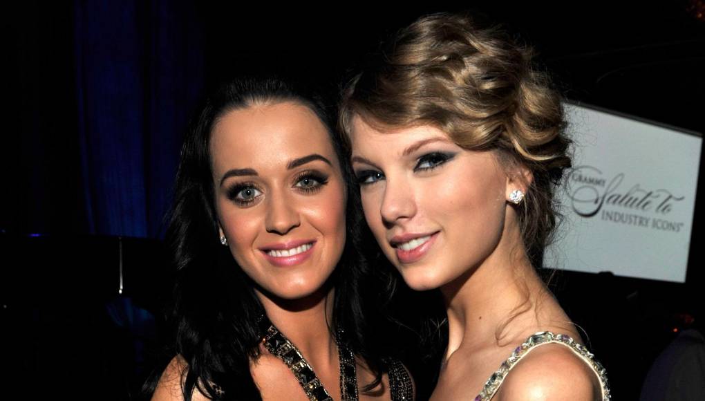 Pero, ¿por qué se pelearon? Taylor y Katy tuvieron su primera interacción cuando Swift escribió en 2009 en la red social llamada Twitter, ahora X, un elogio para la intérprete de Roar: “Viendo el vídeo Despertando en Las Vegas”, escribió Taylor. “Amo a Katy Perry. Creo que ahora voy a colgar su póster en mi pared”. A lo que Perry respondió : “¡Eres tan dulce como un pastel! Escribamos una canción juntas sobre el tema que mejor conocemos... para mi nuevo disco. Será brillante”. (La colaboración propuesta nunca se llevó a cabo).