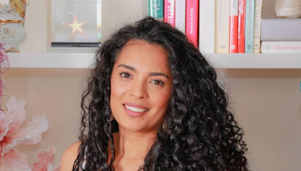 Duly Romero, diseñadora de moda, vive en España donde ha desarrollado una exitosa carrera. En 2022, junto a otros latinos radicados en Madrid, fue reconocida con el premio “El sueño de Madrid’, de parte de la Oficina del Español, dependiente de Cultura, Turismo y Deporte en colaboración con la Consejería de Familia, Juventud y Política Social.