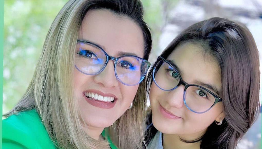 ”Soy una fotocopiadora”, añadió, bromeando junto a su esposo quien alega que sus hijas no se parecen a Cesia. 