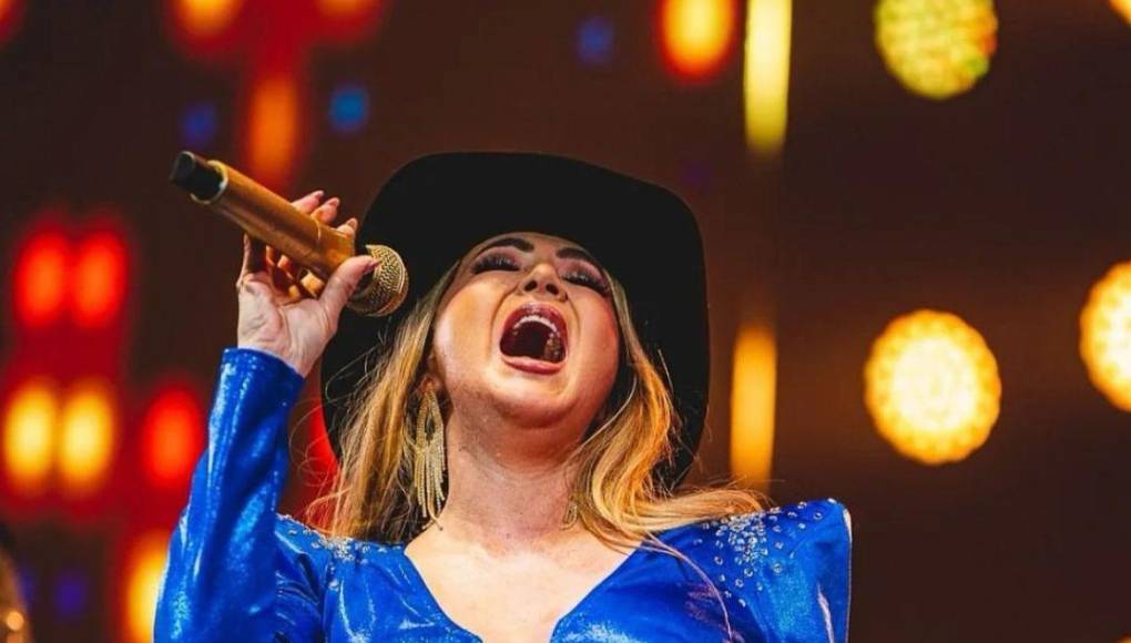 “Yo soy fan de Manuel Mijares y él es nuestro ‘Soldado del amor’. Ajá, al cabo ya no tiene quien se enoje. Creo yo que sigue rompiendo los corazones de muchas, muchas, muchas mujeres con esa gran y maravillosa voz, ajá”, comentó la cantante.