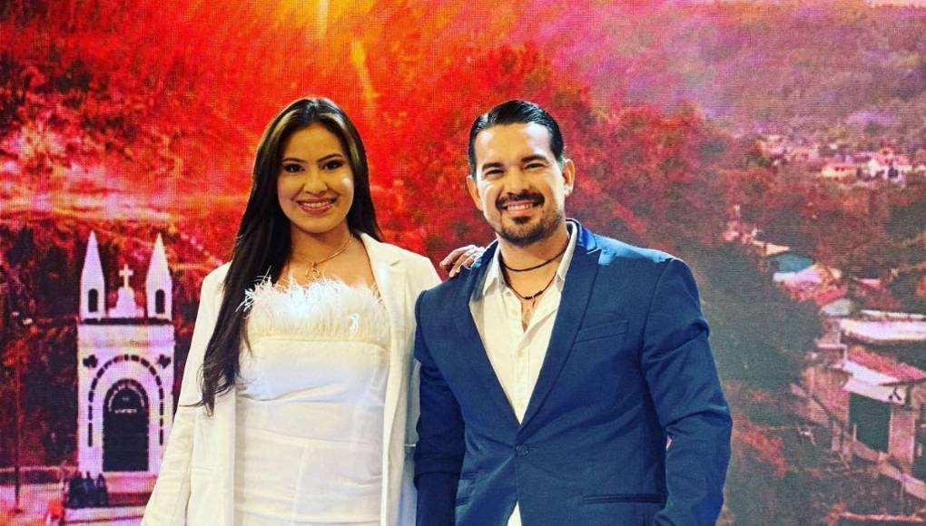 Y es que recientemente, la guapa presentadora de televisión, Alejandra Rubio, reaccionó molesta con sus compañeros de producción al sacar un video al aire, en donde se le ve arrecostada en el hombro de su compañero de trabajo Elton Morazán.