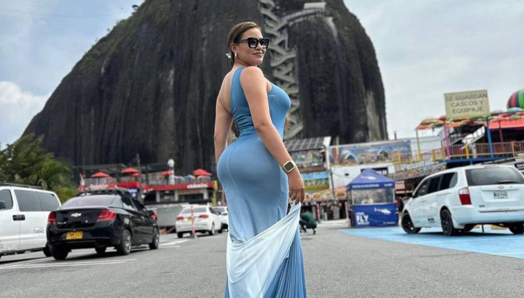 Alejandra Rubio posa en vista a la piedra del Peñol en Medellín, Colombia.