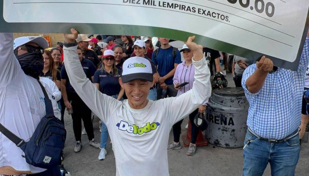 El influencer agredeció a todos los hondureños por sumarse a esta causa y dijo que junto a ellos se construiran 1,000 escuelas, un sueño por el que viene trabajando. 