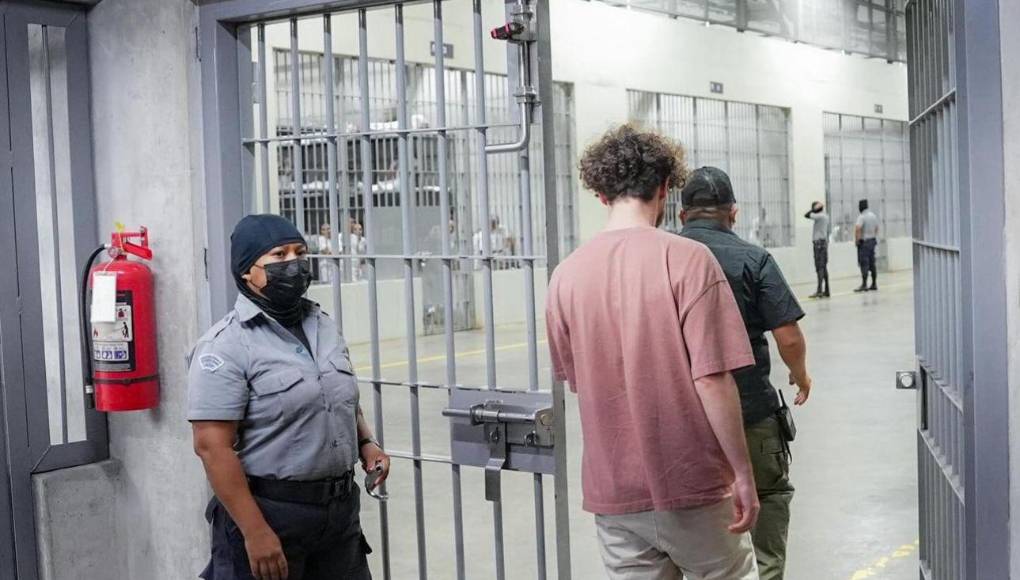 ”La cárcel esta construida con una tecnología donde no permite el ingreso de ninguna señal de telecomunicaciones”, aseveró el youtober.