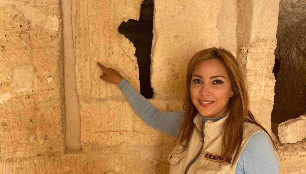 Una serie de pistas ha llevado a creer a Kathleen Martínez que la tumba de Cleopatra podría estar situada en el Templo de Osiris, en la ciudad en ruinas de Taposiris Magna, en la costa norte de Egipto, donde el río Nilo se une al Mediterráneo.