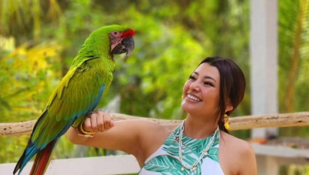 Sin embargo, lo que sorprendió a sus fans fue que la presentadora presumió su compañía. 