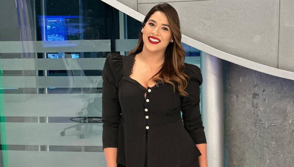 Todo ocurrió cuando uno de los vocalistas del grupo Kandela se encontraba promocionando su más reciente video y en sus declaraciones muy emocionado en la entrevista por Carolina Lanza en la revista la llamó por Milagro Flores, acción que incomó a Carolina sonrió y aclaró.