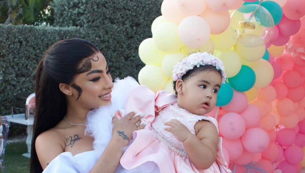 La festejada lució hermosa en un vestido rosa y una diadema a juego, mientras que la cantante llevó un atuendo en el mismo color y Tekashi69 también coordinó su outfit.