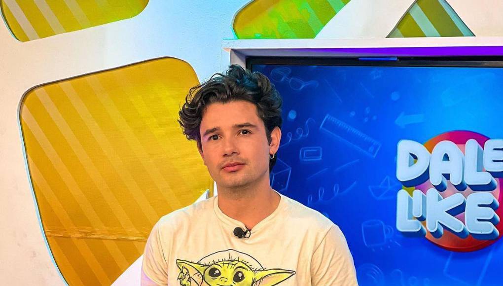 Labora desde hace varios años para TV Azteca Honduras como presentador de la revista Dale Like, programa en el que se ha vuelto muy viral por su forma tan peculiar de contar los chismes nacionales e internacionales. 
