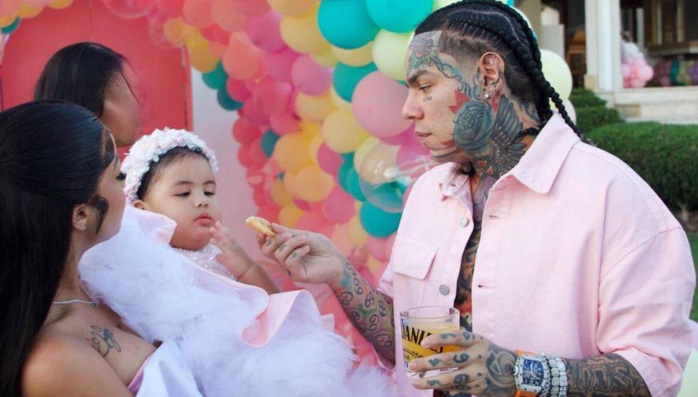 Los comentarios no se hicieron esperar y fanáticos destacaron la convivencia entre Tekashi 6ix9ine y la hija de Yailin “La Más Viral”, esto pese a las acusaciones de violencia que enfrentó hace tan sólo unos meses tanto el rapero como la cantante, quien estuvo en prisión bajo los cargos de agresión agravada y daño a la propiedad, entre otros. 