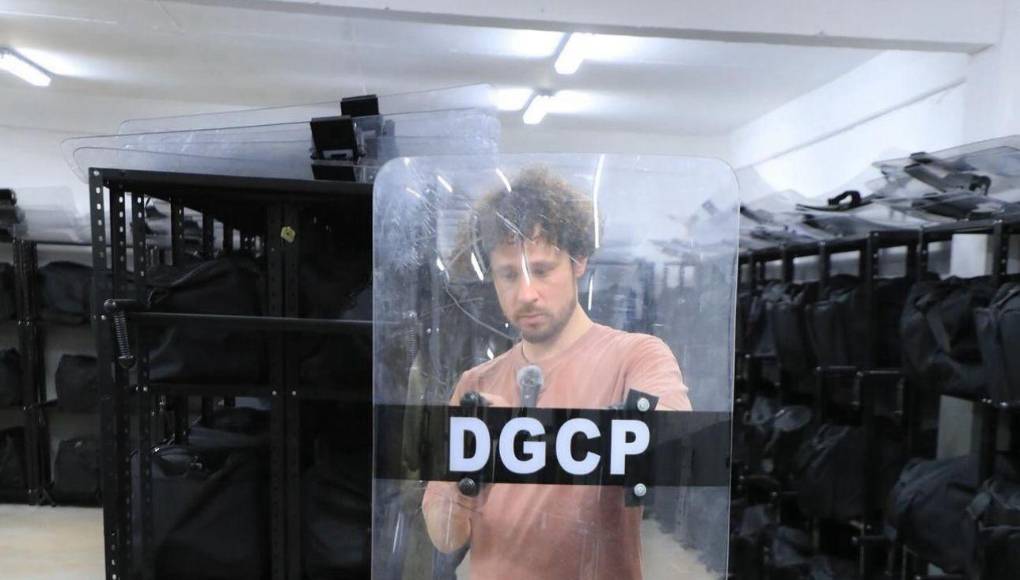 Luisito, dijo que antes de ingresar la policía retira objetos personales como ser, carteras, teléfonos y otros accesorios.