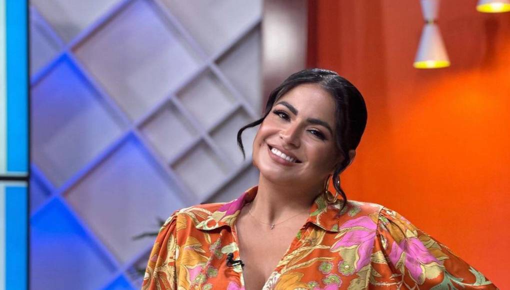 Lo cierto es que la presentadora de televisión tomó el momento con muy buena actitud y respondió con una sonrisa al grupo de jovencitos. 