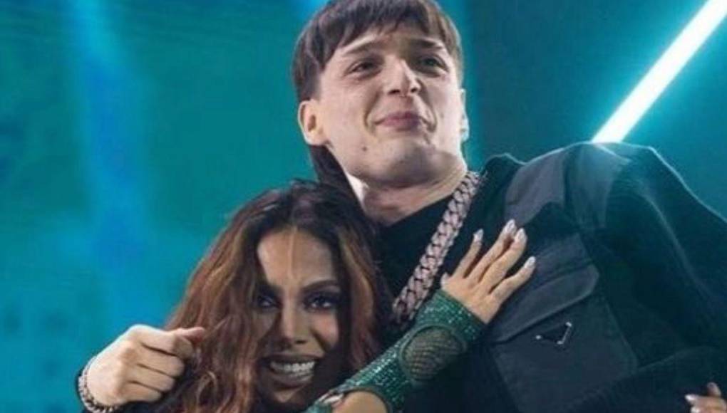Todo ocuurió cuando Anitta se encontraba deleitando al público en el reconocido festival y de repente apareció Peso Pluma con un pastel y mariachis para festejarle su cumpleaños número 31.