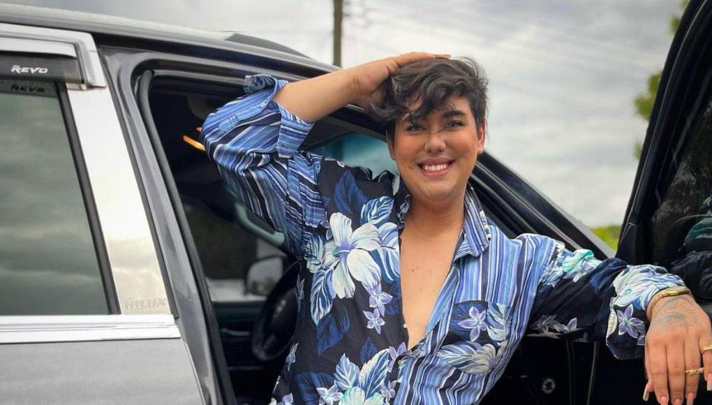 En redes sociales se distingue por su contenido donde critica a los famosos hondureños por su vestimenta y estilos. 