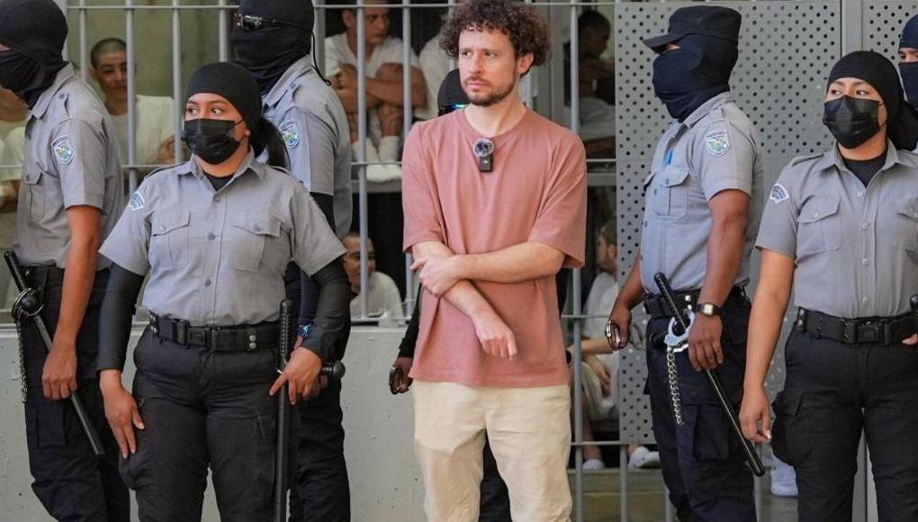 “Esta cárcel tiene capacidad para unos 40,000 prisioneros de los cuales un buen porcentaje son peligroso pandilleros y líderes criminales considerados terroristas”, dijo Luisito.