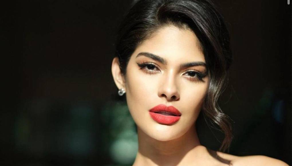 Miss Universo 2023, Sheynnis Palacios, continúa cautivando al mundo con su presencia distinguida y sofisticada. En esta ocasión, la belleza originaria de Nicaragua ha cruzado continentes para participar en la celebración del festival tailandés «Songkran», siendo recibida con entusiasmo en Tailandia.